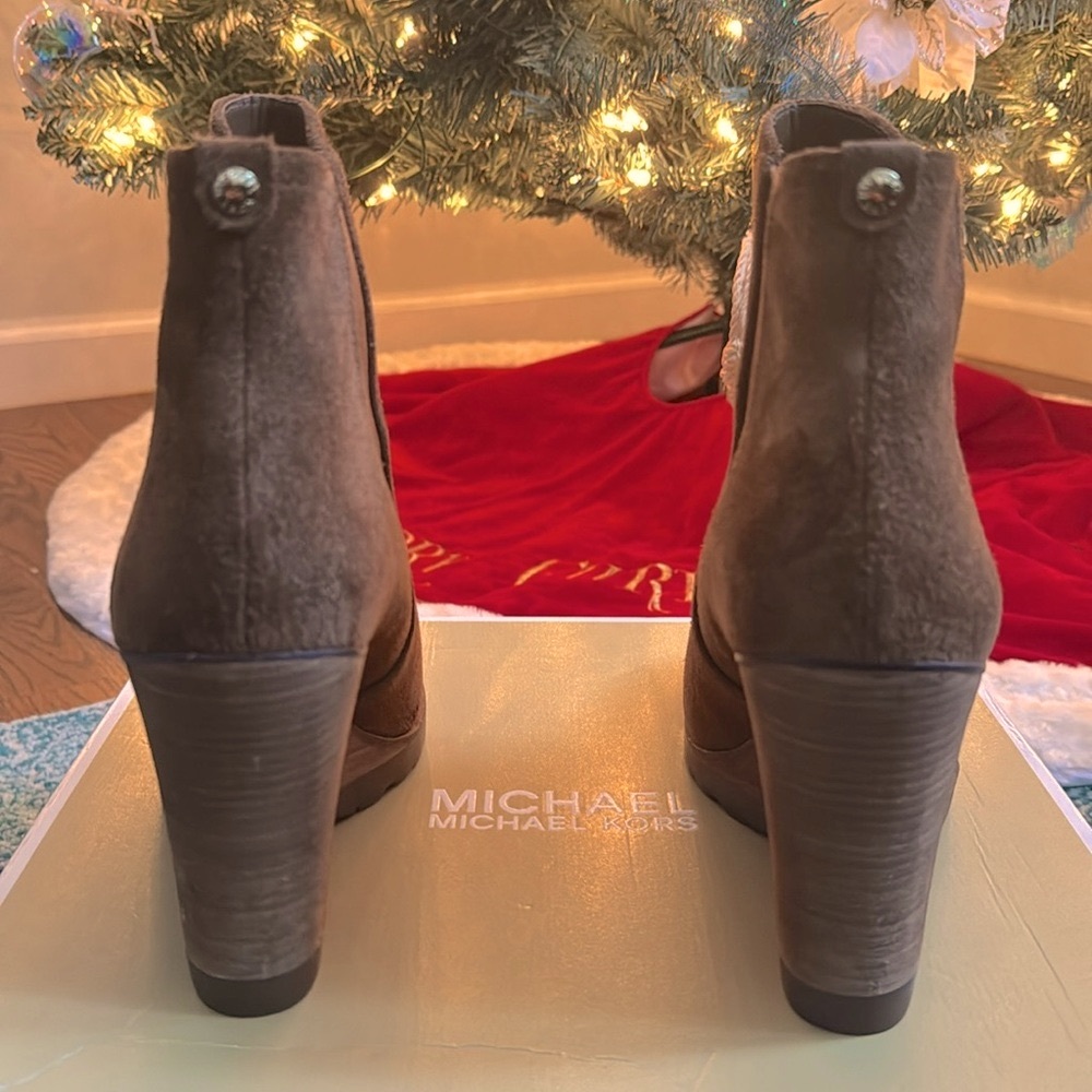 Michael Kors suede boots size 8.5 Brown. Worn one time. - Picture 4 of 13